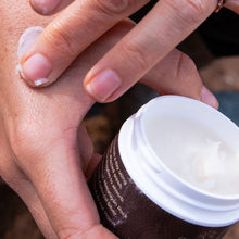Load image into Gallery viewer, Rubbing cream on hands